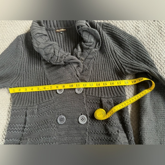 Beautiful grey double breasted warm cable knit wool blend sweater. - Picture 8 of 13